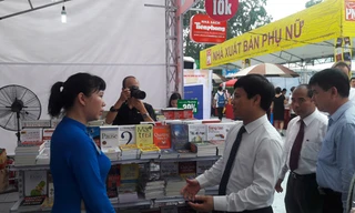 Ông Ngô Văn Quý, Thành ủy viên, Phó chủ tịch UBND Thành phố Hà Nội cùng đoàn đại biểu ghé thăm gian hàng Nhà sách Tiền Phong