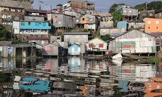 Manaus là một trong những thành phố lớn tại Brazil. Tuy nhiên, dân cư nơi đây nhìn chung còn nghèo, các khu ổ chuột rải rác khắp thành phố. Tình trạng lụt lội cũng thường xuyên hoành hành nơi đây khiến người dân đã nghèo lại càng thêm khổ. Ảnh: Daily Mail