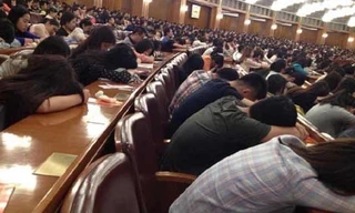 Các sinh viên ngủ gục xuống bàn trong giờ giảng của giáo sư Wu. Ảnh: cyol.net