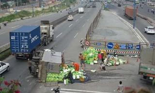 Hiện trường sự cố lật xe chở nước ngọt