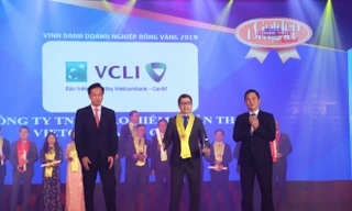 Ông Vũ Tuấn Minh – Phó Tổng Giám đốc VCLI nhận Giải thưởng Rồng Vàng 2018