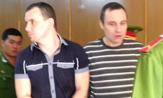 Khi bị dẫn giải ra xe, 2 bị cáo tỏ ra hung hăng. Ảnh: H. D.