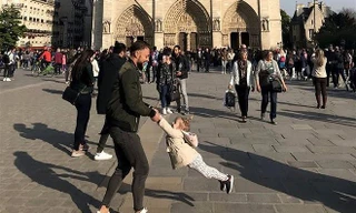 Bức ảnh 2 cha con vui đùa trước Nhà thờ Đức Bà Paris gây 'sốt'