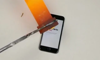 'Tra tấn' iPhone 7 bằng vàng nóng chảy