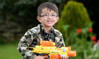 Sau khi đi nghỉ về, James được bố mẹ mua "đền" một khẩu súng tương tự. Ảnh: Capitalbay.