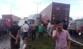 Hai gái trẻ “bí ẩn” trên container gây tai nạn