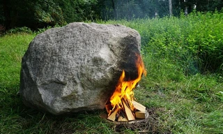 Tảng đá kỳ lạ được đốt nóng