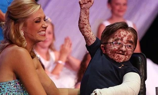 Cậu bé Drew Foster xuất hiện nổi bật trên sân khấu giải Người đẹp Michigan