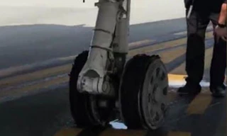 Hai lốp máy bay bị nổ ngay sau khi cất cánh. Ảnh: Twitter.