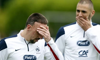 Ribery (trái) có tên trong danh sách chính thức, nhưng vẫn có thể phải làm khán giả ở World Cup 2014 vào giờ chót, nếu không kịp bình phục chấn thương. Ảnh: Reuters.