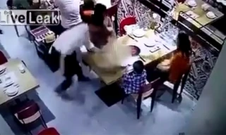 Bồi bàn Trung Quốc trượt chân đổ nồi lẩu bốc khói lên bé trai