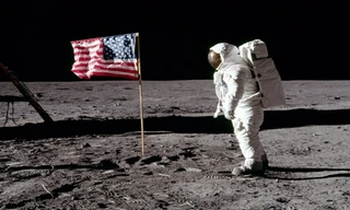 Phi hành gia Buzz Aldrin đứng bên cạnh một lá cờ trên Mặt Trăng. Ảnh: NASA.
