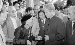 Tổng Bí thư Đỗ Mười nói chuyện thân mật với nhân dân xã Lê Lợi, huyện Thường Tín (Hà Tây cũ), ngày 1/11/1992. (Ảnh: Xuân Lâm/TTXVN)