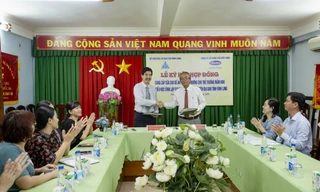 Ông Phạm Văn Hồng, Phó Giám đốc Sở GD và ĐT tỉnh Vĩnh Long và ông Nguyễn Quốc Khánh, Giám đốc Điều hành Nghiên cứu và Phát triển Vinamilk ký kết hợp đồng triển khai đề án Sữa học đường cho trẻ trường mầm non và tiểu học tỉnh Vĩnh Long