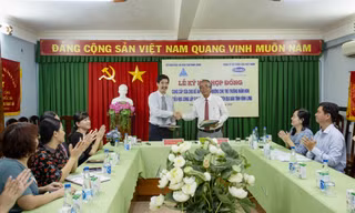 Ông Phạm Văn Hồng, Phó Giám đốc Sở GD và ĐT tỉnh Vĩnh Long và ông Nguyễn Quốc Khánh, Giám đốc Điều hành Nghiên cứu và Phát triển Vinamilk ký kết hợp đồng triển khai đề án Sữa học đường cho trẻ trường mầm non và tiểu học tỉnh Vĩnh Long