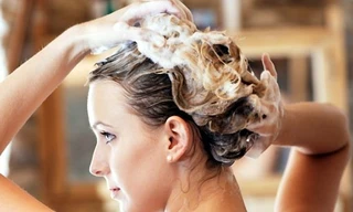 'Ngã ngửa' với những sai lầm phổ biến khi gội đầu