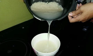 Hàng ngày, khi nấu cơm, nước vo gạo thường bị chúng ta đổ bỏ. Bạn hãy giữ lại nước vo gạo để sử dụng vì những lợi ích kỳ diệu của nó.