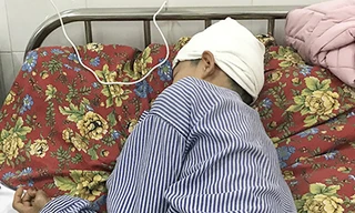 Em Cao Kiên Cường lúc đang điều trị tại Bệnh viện Đa khoa Quảng Ninh. Ảnh: Minh Cương