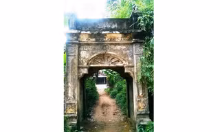 Công vào nhà được làm bằng chất liệu đá ong