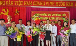 Lãnh đạo UBND tỉnh Nghệ An chào đón học sinh tỉnh nhà trở về sau khi giành được HCV Vật lý quốc tế.