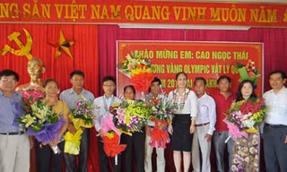 Lãnh đạo UBND tỉnh Nghệ An chào đón học sinh tỉnh nhà trở về sau khi giành được HCV Vật lý quốc tế.