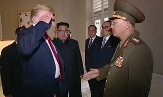 Ông Trump chào kiểu nhà binh với tướng No Kwang Chol. Ảnh: KCTV.