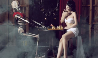 Một cảnh phim nhân vật Lê Kiều Như đối diện với oan hồn.