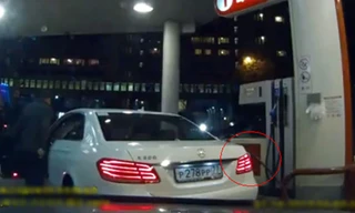 Bất cẩn, tài xế Mercedes lái xe kéo theo vòi bơm xăng