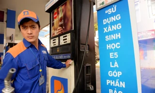 Giá xăng trên thế giới đang tăng cao. Ảnh: Hữu Khoa.