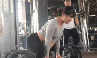 Mẹ bầu 9X tập tạ nặng gây tranh cãi trên mạng xã hội. Ảnh cắt từ clip.