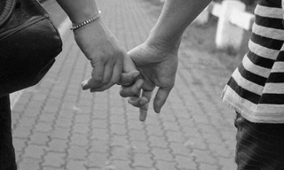 Nam nữ nắm tay là điều cấm tại Đại học Binhai, Thanh Đảo, Trung Quốc. 