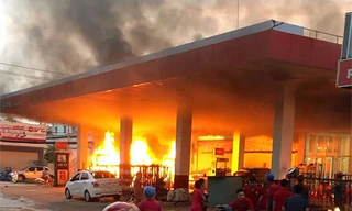 Cây xăng cháy ngùn ngụt. Ảnh: Quế Biên.