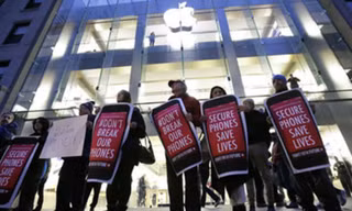 Những người ủng hộ mã hóa dữ liệu bên ngoài một cửa hàng của Apple ở Boston, ngày 23-2-2016.
