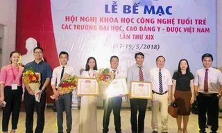 ThS. Nguyễn Thị Lan Hương và ThS. Nguyễn Tất Cương (thứ 4 và thứ 5 từ trái sang) cùng TS. Nguyễn Đức Hiền - Trưởng Phòng Quản lý Khoa học &amp; Công nghệ của ĐH Duy Tân nhận Bằng khen của Ban tổ chức