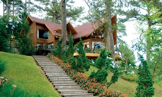 Biệt thự gỗ Châu Âu chiếm giữ cả quả đồi ở Đà Lạt