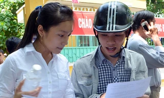 Thí sinh Đà Nẵng trao đổi bài sau môn thi sáng nay. Ảnh: Nguyễn Đông.