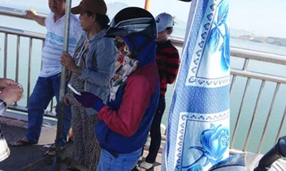 Gia đình anh M. đứng trên cầu Thuận Phước chờ tin tức từ lực lượng tìm kiếm.