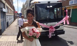 Cô dâu khiến chú rể bật khóc vì đến đám cưới bằng xe chở rác