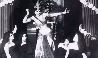 Từ một vũ nữ, bà Mata Hari đã trở thành một điệp viên. (Ảnh: Style)