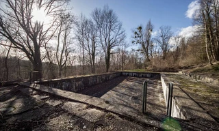 Chiếc bể bơi bên trên, ngụy trang cho căn cứ địa bí mật của tên trùm Hitler.