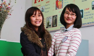 Từ số tiền ít ỏi gần 1 năm đi làm thêm, Vân (trái) và Phượng (phải) đã thành chủ một quán ăn có doanh thu lên đến 30 triệu đồng/tháng. Ảnh: Ngọc Lan. 