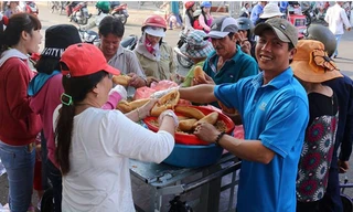 Phát bánh mỳ miễn phí tại Lễ hội Chùa Bà-Bình Dương sáng ngày 22/2 