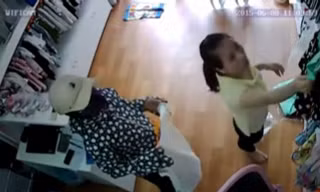 Bà bầu trộm điện thoại trong cửa hàng quần áo