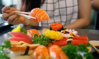 Các nghiên cứu lâm sàng cho thấy người ăn cá sống thường xuyên có tần suất rủi ro bị xơ gan trên 50%. Ảnh: Hoàng Triều