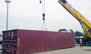 Thùng container nằm chắn ngang ngay giữa vòng xoay Phú Hữu. Ảnh: Sơn Hòa 