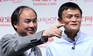Masayoshi Son (trái) và nhà sáng lập Alibaba - Jack Ma trong một sự kiện năm 2010. Ảnh: Bloomberg
