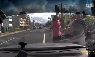 Bị gã đàn ông chặn đầu xe ăn vạ, nữ tài xế... ăn vạ lại