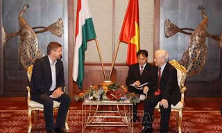 Tổng Bí thư Nguyễn Phú Trọng và Chủ tịch Đảng Xã hội Hungary Tóth Bertalan