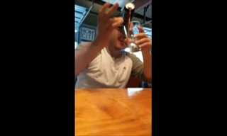 Độc đáo kiểu rót bia... bằng trán