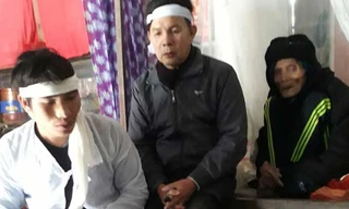 Lê Văn Thiện và người thân kể lại sự việc. Ảnh: Hoàng Lam